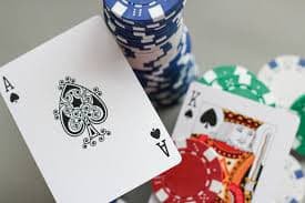 Mobile phone showing pakde4d slot Dragon Tiger Live table layout and betting interface